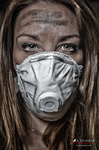 Primer plano de Ros Vélez con mascarilla, rostro manchado y mirada directa en una imagen de estética postindustrial.