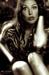 Retrato de Esther en tonos sepia, con blusa de estampado animal y mirada intensa.