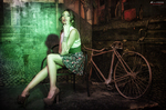 Esther sentada junto a una bicicleta en un rincón de bar con luz verde y ambiente vintage.