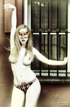 Clara posa junto a una ventana con antifaz y lencería, en una imagen de estilo teatral.