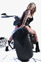 Modelo rubia posando de pie junto a una motocicleta, con ropa negra y botas.