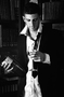 Modelo masculino con traje oscuro en blanco y negro, en una imagen de estilo elegante.