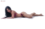 Modelo femenina tumbada sobre fondo blanco, en una fotografía de desnudo artístico.