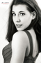 Retrato en blanco y negro de modelo femenina de perfil, con mirada suave.