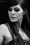Retrato en blanco y negro de modelo femenina con mirada baja y gesto sereno.