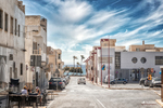 Calle de Carboneras con casas blancas, arquitectura costera y cielo azul intenso en Almería.