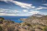Costa rocosa cerca de Carboneras, con acantilados, mar azul intenso y paisaje natural de Almería.