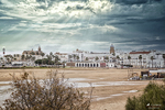 Playa de Rota con arena clara, mar tranquilo y casas blancas al fondo en la costa gaditana.