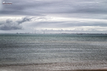 Mar Atlántico frente a Rota bajo un cielo gris, con horizonte amplio y ambiente sereno.