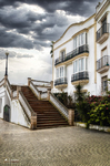 Escalera y fachadas blancas en una calle del casco histórico de Rota, con arquitectura tradicional.
