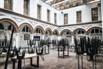 Patio interior con arcos y sillas en Rota, Cádiz, con arquitectura blanca de estilo andaluz.