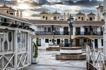 Plaza de Rota con edificio blanco porticado y ambiente urbano de la costa gaditana.