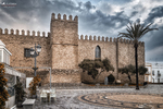 Murallas o castillo de Rota, Cádiz, con palmera y cielo gris sobre el casco histórico.