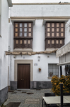 Fachada tradicional de Rota con ventanas de madera, puerta antigua y detalles andaluces.