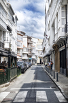 Calle urbana del norte de España con edificios históricos, comercios y pavimento peatonal.