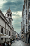 Calle estrecha con iglesia al fondo en una ciudad histórica del norte de España.