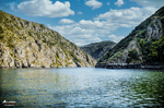 Cañón fluvial del norte de España con agua verde, montañas rocosas y paisaje natural.