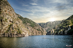 Vista panorámica de río entre cañones y montañas en el norte de España.