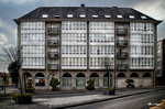 Edificio urbano con galerías acristaladas en una ciudad del norte de España.