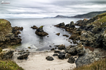 Playa rocosa y charcas naturales en la costa atlántica del norte de España.