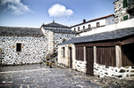 Edificio de piedra y madera en el norte de España, con patio abierto y arquitectura tradicional.