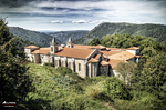 Monasterio o conjunto histórico entre montañas verdes en el norte de España.