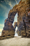 Arcos y acantilados de la Playa de las Catedrales en Galicia, con formaciones rocosas monumentales junto al Cantábrico.