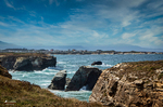 Vista elevada de la costa rocosa de la Playa de las Catedrales, con acantilados, mar Cantábrico y horizonte gallego.