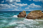 Mar Cantábrico golpeando las rocas de la Playa de las Catedrales, con espuma blanca y paisaje natural de Galicia.