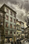 Edificios antiguos de colores en una calle de Oporto, con balcones tradicionales y ambiente urbano portugués.
