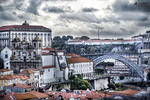 Vista panorámica de Oporto con tejados, edificios históricos y cielo nublado sobre la ciudad portuguesa.