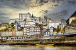 Fachadas de la Ribeira de Oporto junto al río Duero, con arquitectura tradicional y luz cálida.