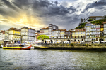 Vista de la Ribeira de Oporto con barcos, casas de colores y reflejos del río Duero.