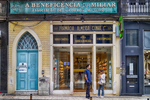 Antigua fachada comercial en Oporto, con escaparate tradicional y detalles históricos del comercio local.