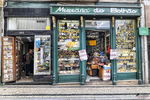 Fachada del Mercado do Bolhão en Oporto, con tienda tradicional y ambiente popular portugués.