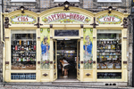 Tienda histórica A Pérola do Bolhão en Oporto, con fachada decorada y comercio tradicional portugués.