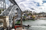 Puente Don Luis I y ribera del Duero en Oporto, con estructura metálica, agua y edificios al fondo.