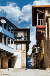 Calle antigua de Chaves con balcones de madera, fachadas tradicionales y arquitectura portuguesa.