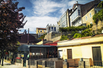 Plaza urbana de Chaves con casas de colores, comercios y ambiente cotidiano del norte de Portugal.
