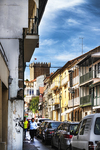 Calle estrecha del centro de Chaves, Portugal, con edificios altos, balcones y comercios.