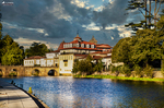 Vista del río Támega en Chaves, con edificios históricos reflejados en el agua y cielo dramático.