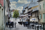 Calle peatonal de Chaves con terrazas, casas tradicionales y ambiente tranquilo del norte de Portugal.