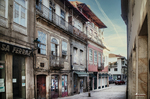 Calle comercial del casco histórico de Chaves, con soportales, balcones y arquitectura portuguesa.