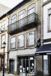 Fachada tradicional de Chaves con balcón de hierro, madera y arquitectura portuguesa antigua.