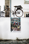 Muro blanco decorado con bicicleta y azulejos en Chaves, Portugal, dentro del recorrido urbano.