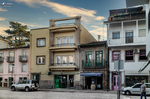 Edificios de colores en Chaves, con balcones, comercios y arquitectura urbana portuguesa.