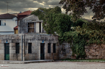 Casa de piedra junto al río en Chaves, con vegetación y arquitectura tradicional portuguesa.