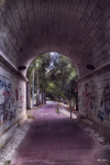 Pasadizo cubierto junto al río en Chaves, con perspectiva hacia la luz y ambiente de paseo.