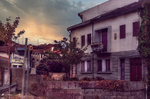 Casa tradicional junto al río en Chaves, con muro de piedra, ventanas y luz de atardecer.