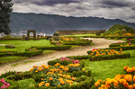 Zona ajardinada de Chaves con flores, senderos y vista hacia el río Támega.